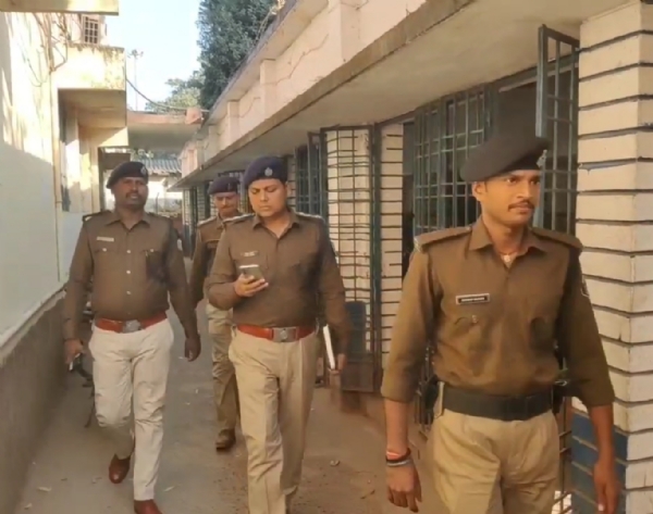 अररिया फोटो:सदर एसडीपीओ निबंधन कार्यालय में जांच करते अररिया फोटो:सदर एसडीपीओ निबंधन कार्यालय में जांच करते