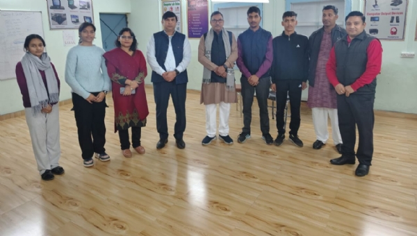 निरीक्षण के दौरान स्टाफ के साथ निरीक्षण के दौरान स्टाफ के साथ