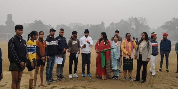 रेलवे स्पोर्ट्स स्टेडियम, इज्जतनगर में आयोजित जिला स्तरीय खेलकूद प्रतियोगिता में विजेता खिलाड़ियों को पुरस्कार प्रदान करतीं जिला पंचायत अध्यक्ष रश्मि पटेल, साथ में आयोजन समिति के पदाधिकारी।