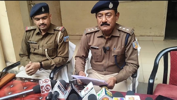 मामले की जानकारी देते पुलिस पदाधिकारी तरुण कुमार मामले की जानकारी देते पुलिस पदाधिकारी तरुण कुमार