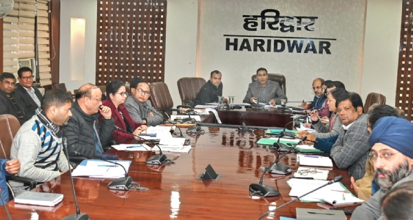 पांडियन बैठक लेते हुए