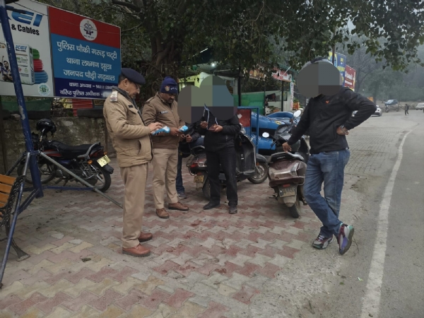 सड़क दुर्घटना पर अंकुश लगाने को लेकर चालन कार्रवाई करती पुलिस टीम सड़क दुर्घटना पर अंकुश लगाने को लेकर चालन कार्रवाई करती पुलिस टीम