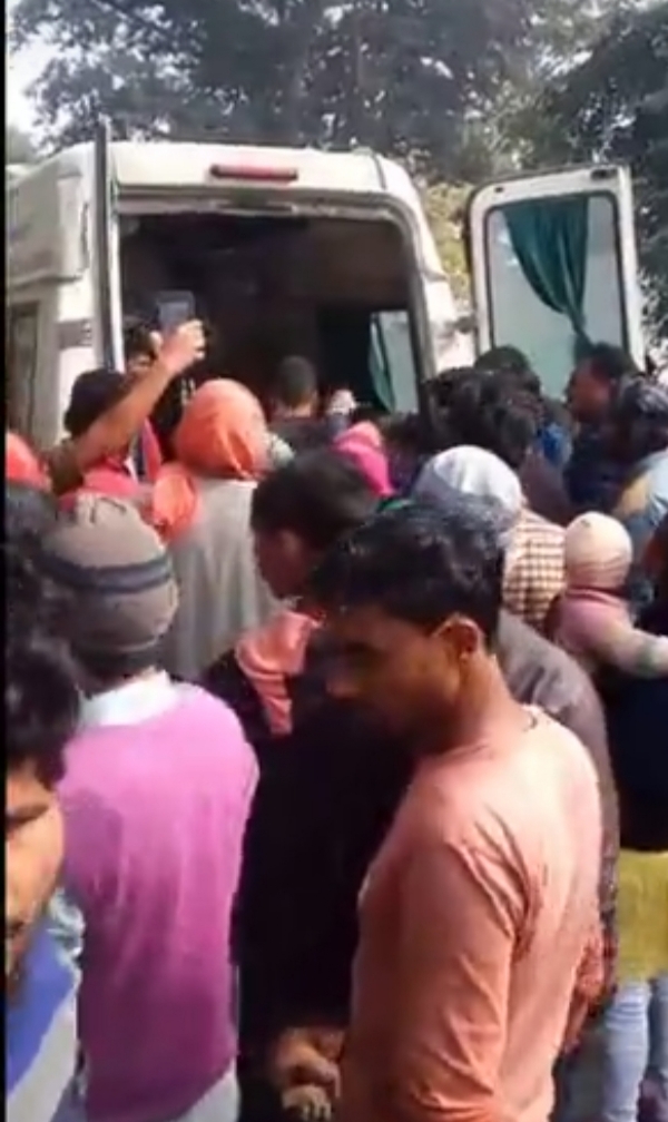 एम्बुलेंस से ले जाते हुए एम्बुलेंस से ले जाते हुए