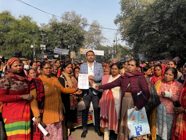 मुख्यमंत्री के नाम संबोधित ज्ञापन सिटी मजिस्ट्रेट को सौंपते हुए उत्तर प्रदेश आशा वर्कर्स यूनियन की पदाधिकारी व आशा कर्मी। मुख्यमंत्री के नाम संबोधित ज्ञापन सिटी मजिस्ट्रेट को सौंपते हुए उत्तर प्रदेश आशा वर्कर्स यूनियन की पदाधिकारी व आशा कर्मी।