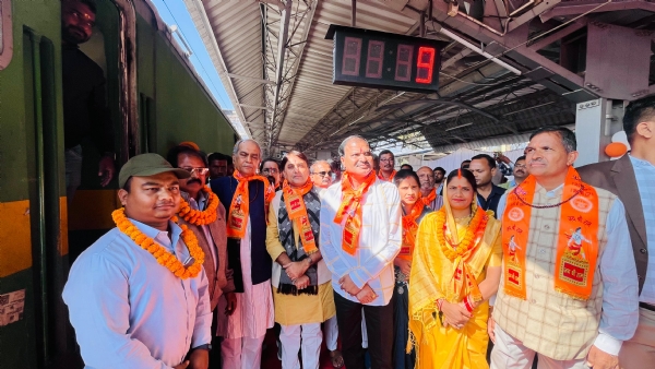 राजनांदगांव रेलवे स्टेशन से भारत गौरव स्पेशल ट्रेन अयोध्या धाम के लिए रवाना हुई। इस ट्रेन से 850 श्रद्धालु रामलला के दर्शन के लिए रवाना हुए राजनांदगांव रेलवे स्टेशन से भारत गौरव स्पेशल ट्रेन अयोध्या धाम के लिए रवाना हुई। इस ट्रेन से 850 श्रद्धालु रामलला के दर्शन के लिए रवाना हुए