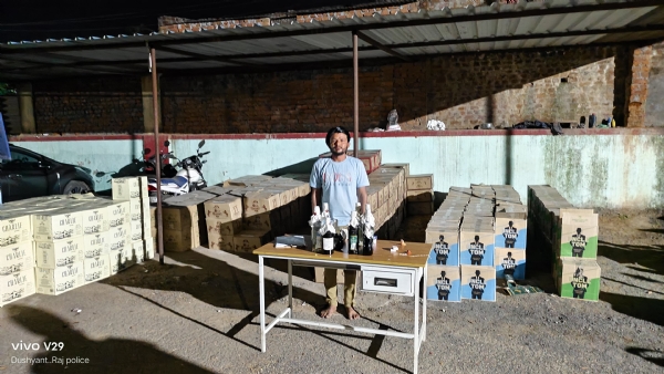 अवैध शराब के साथ आरोपी अवैध शराब के साथ आरोपी