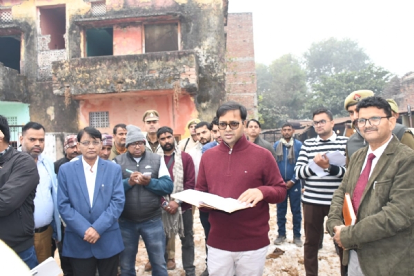 निरीक्षण करते डीएम निरीक्षण करते डीएम