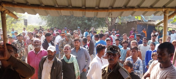 अररिया फोटो:सीएसपी के बाहर जमा भीड़