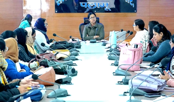 बैठक करती उपायुक्त समीरा एस बैठक करती उपायुक्त समीरा एस