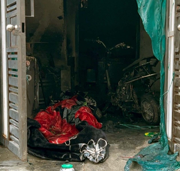 ई-स्कूटी की बैटरी फटने से आग लगने से जला पड़ा सामान। ई-स्कूटी की बैटरी फटने से आग लगने से जला पड़ा सामान।