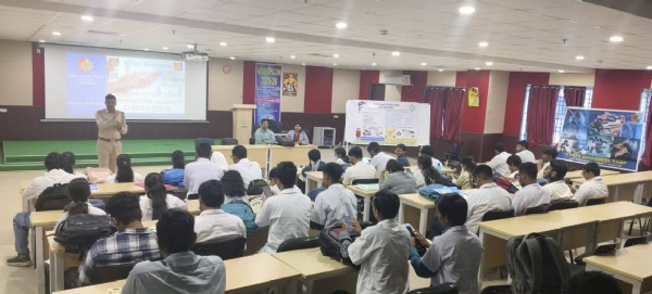 छात्रों को साइबर सुरक्षा की जानकारी देते अधिकारी। छात्रों को साइबर सुरक्षा की जानकारी देते अधिकारी।