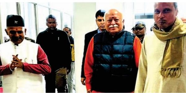 संघ प्रमुख मोहन भागवत अपने कार्यकर्ताओं के साथ