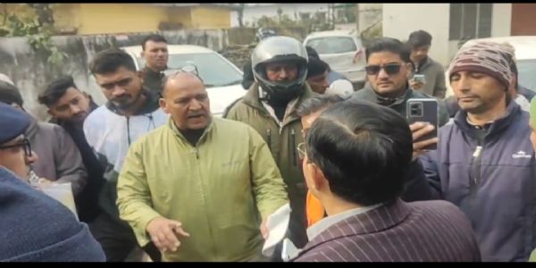 उत्तरकाशी: मांस में मरी मकड़ी मिलने से हिंदू संगठनों काटा हंगामा