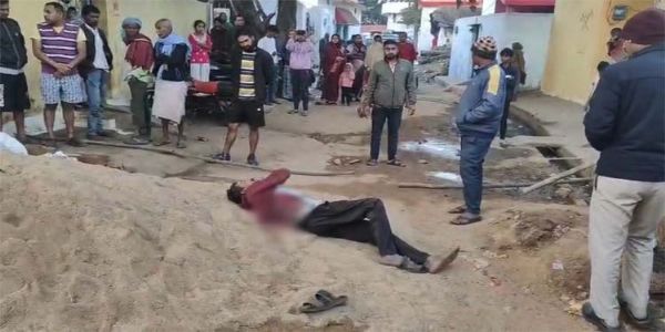 युवक की म‍िली लाश, चाकू से गोदकर हत्‍या की आशंका