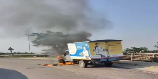 जालुकबाड़ी में विद्यालय के मध्याह्न भोजन वाहन में अचानक लगी आग