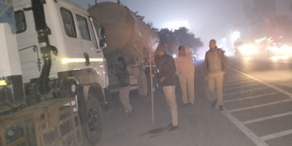 कोहरे में हादसे रोकने को पुलिस सख्त, हाईवे से हटवाए गए अवैध खड़े ट्रक