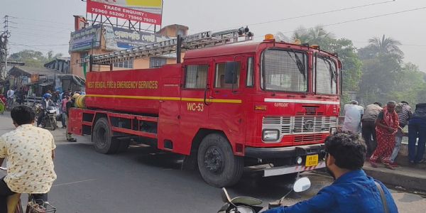 पुल के नीचे कूड़े में आग, दमकल की तत्परता से टला बड़ा हादसा