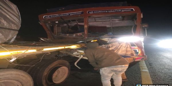ट्रक ने ट्रेलर को पीछे से मारी टक्कर, केबिन में फंसा चालक