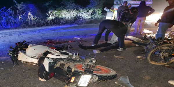 बाइकों की आपस में टक्कर के बाद ट्रक ने रौंदा, दो युवकों की मौके पर मौत