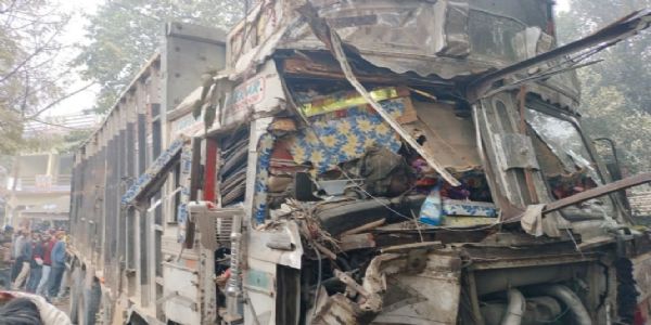 सुलतानपुर में कोहरे से अनियंत्रित हुआ ट्रक चाय की दुकान में घुसा, चालक समेत दो की मौत