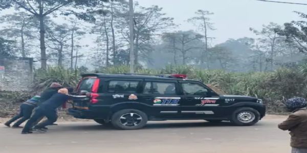 सीतापुर पुलिस की पीआरवी-- चल यार-धक्का मार