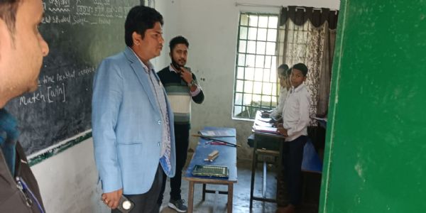 धमदाहा एसडीएम ने +2 उत्क्रमित उच्च विद्यालय धरहर यमुनिया का किया औचक निरीक्षण
