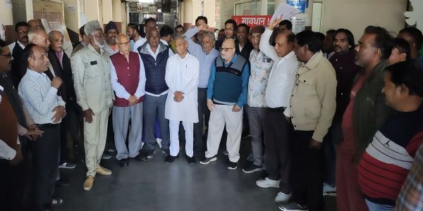 उज्जैनः नगर निगमकर्मचारियों ने निगम गेट पर जमकर की नारेबाजी