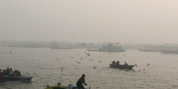 वाराणसी में घने कोहरे ने रोकी जनजीवन की रफ्तार,शीतलहर ने दी दस्तक