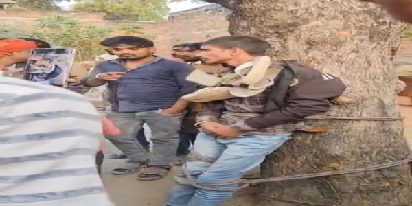 प्रेम विवाह करने पर युवक काे पेड़ से बांधकर पीटा, जूतों-चप्पलों की माला पहनाकर किया अपमान