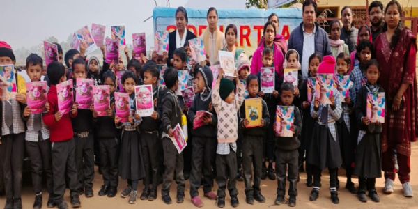 समर्पण ट्रस्ट ने बच्चों में बांटी शिक्षण सामग्री