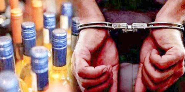 पुलिस ने 101 लीटर विदेशी शराब के साथ एक तस्कर को किया गिरफ्तार