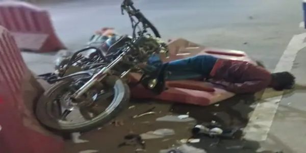 कोरबा : एनटीपीसी गेट पर मोटरसाइकिल की भीषण टक्कर, युवक गंभीर