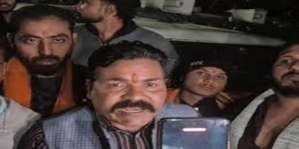 भोपाल में हिंदू संगठन के सदस्यों ने मांस के पैकेट से भरा ट्रक पकड़ा, मौके पर जमा भीड़ ने की नारेबाजी