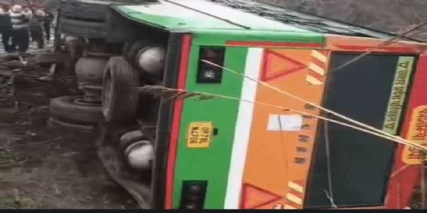 नीलगाय को बचाने के चक्कर में रोडवेज बस गड्ढे में गिरी, एक यात्री को हल्की चोट लगी