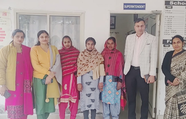 सोनीपत: जिला बाल संरक्षण अधिकारी रितू गिल बच्ची का परिजनों मिलाते हुए सोनीपत: जिला बाल संरक्षण अधिकारी रितू गिल बच्ची का परिजनों मिलाते हुए