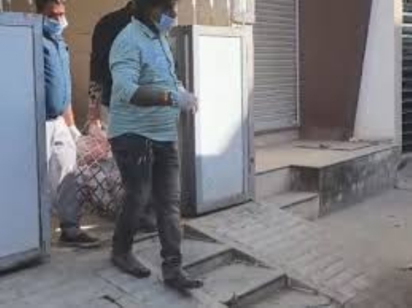 इंदौर में घर में मिले पति-पत्नी के शव इंदौर में घर में मिले पति-पत्नी के शव