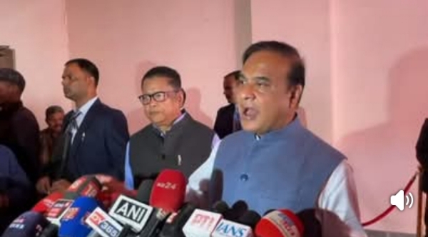 संवाददाताओं से बातचीत करते हुए मुख्यमंत्री डॉ हिमंत बिस्व सरमा। संवाददाताओं से बातचीत करते हुए मुख्यमंत्री डॉ हिमंत बिस्व सरमा।