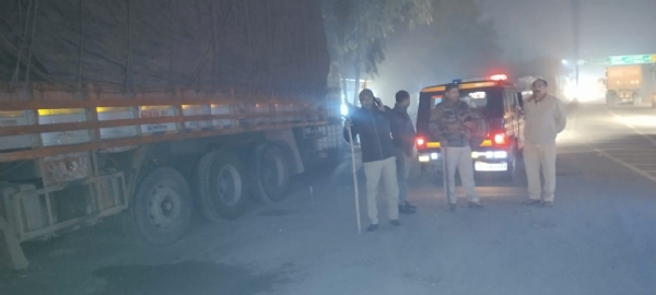 हाईवे किनारे खड़ी गाड़ी को हटवाते हुए पुलिस कर्मी हाईवे किनारे खड़ी गाड़ी को हटवाते हुए पुलिस कर्मी