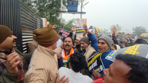 प्रदर्शन करते हुए कांग्रेसियों को खदेड़ती हुई पुलिस प्रदर्शन करते हुए कांग्रेसियों को खदेड़ती हुई पुलिस