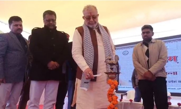 खादी एवं ग्रामोद्योग प्रदर्शनी का शुभारंभ करते मंत्री सुरेश खन्ना खादी एवं ग्रामोद्योग प्रदर्शनी का शुभारंभ करते मंत्री सुरेश खन्ना