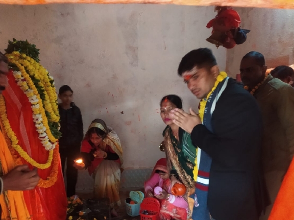 कोटार शिव धाम में दर्शन पूजन करते ज्वाइंट मजिस्ट्रेट एसडीएम लालगंज महेंद्र सिंह कोटार शिव धाम में दर्शन पूजन करते ज्वाइंट मजिस्ट्रेट एसडीएम लालगंज महेंद्र सिंह