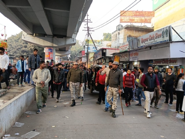 नगर निगम का बुलडोजर जिला अस्पताल रोड पर अवैध अतिक्रमण हटाते हुए, दुकानदार सामान समेटते नजर आए। नगर निगम का बुलडोजर जिला अस्पताल रोड पर अवैध अतिक्रमण हटाते हुए, दुकानदार सामान समेटते नजर आए।