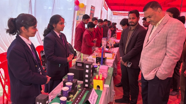 विद्यार्थियों के नवाचारी मॉडलों को देखते जिलाधिकारी पवन कुमार गंगवार और मुख्य विकास अधिकारी विशाल कुमार विद्यार्थियों के नवाचारी मॉडलों को देखते जिलाधिकारी पवन कुमार गंगवार और मुख्य विकास अधिकारी विशाल कुमार