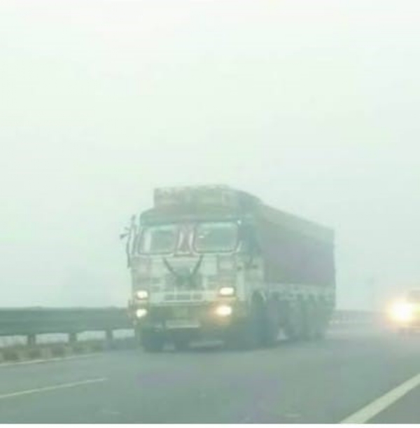 घने कोहरे के चलते नेशनल व स्टेट हाईवे पर रेंगते रहे वाहन घने कोहरे के चलते नेशनल व स्टेट हाईवे पर रेंगते रहे वाहन