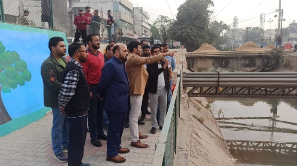 जेएमसी आयुक्त ने बगड़ मंडी, छन्नी हिम्मत में हरित पट्टी, नहर मार्ग का निरीक्षण किया जेएमसी आयुक्त ने बगड़ मंडी, छन्नी हिम्मत में हरित पट्टी, नहर मार्ग का निरीक्षण किया
