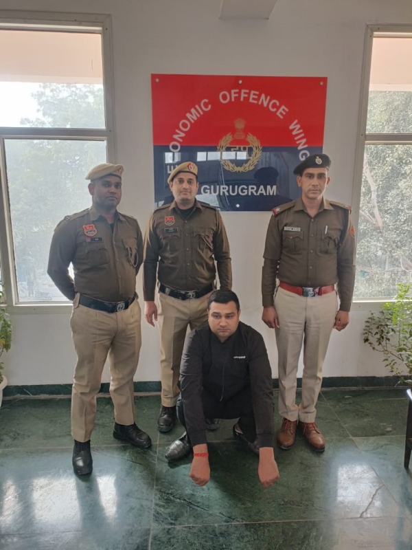 गुरुग्राम पुलिस की गिरफ्त में मृतक व्यक्ति के स्थान पर खुद को जिंदा दिखाकर ठगी का आरोपी वकील। गुरुग्राम पुलिस की गिरफ्त में मृतक व्यक्ति के स्थान पर खुद को जिंदा दिखाकर ठगी का आरोपी वकील।