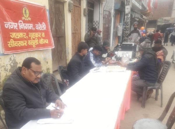 नगर निगम बरेली द्वारा बकाया संपत्ति कर न जमा करने वालों की संपत्ति सील करते हुए। नगर निगम बरेली द्वारा बकाया संपत्ति कर न जमा करने वालों की संपत्ति सील करते हुए।