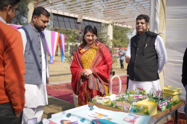 डॉ. वर्णिका शर्मा बच्चों द्वारा लगाए गए स्टॉल्स का अवलाेकन करती डॉ. वर्णिका शर्मा बच्चों द्वारा लगाए गए स्टॉल्स का अवलाेकन करती