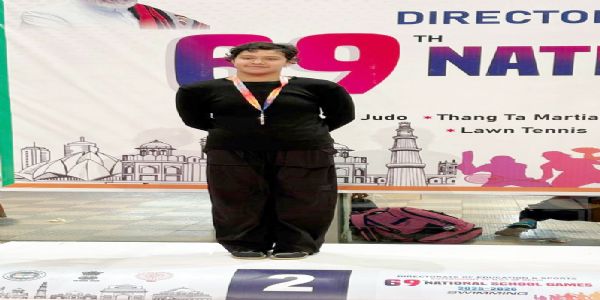 पदक प्राप्त करती ईरा रावत।