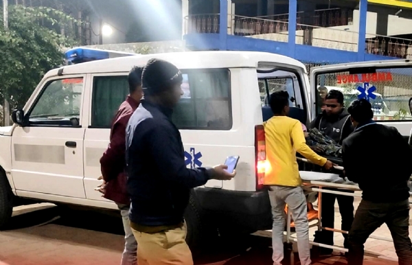 एम्बुलेंस से हॉस्पिटल ले जाते हुए स्थानीय लोग एम्बुलेंस से हॉस्पिटल ले जाते हुए स्थानीय लोग